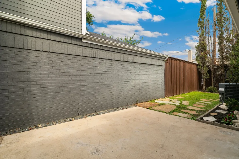 2927 S Bend Drive Dallas, TX 75229