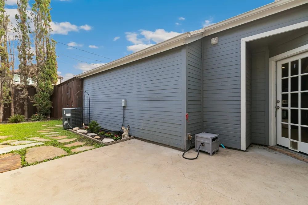2927 S Bend Drive Dallas, TX 75229