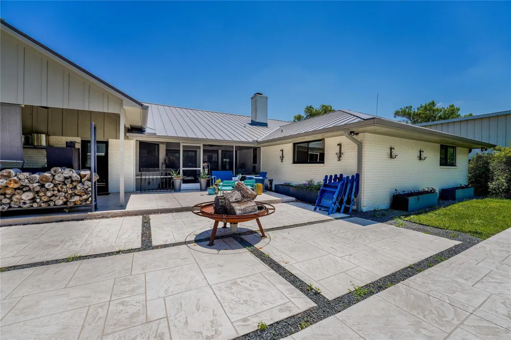 1124 Bowie Street Columbus, TX 78934