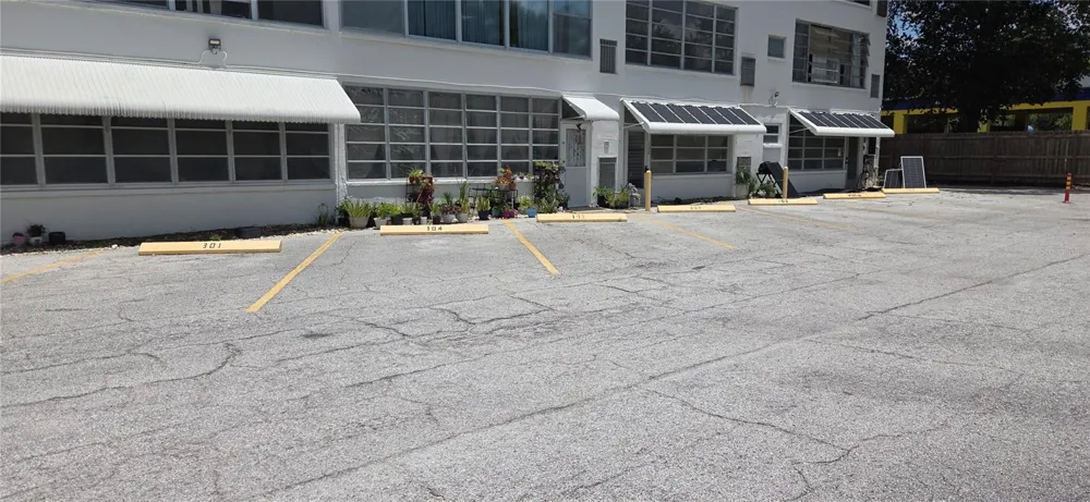 911 WASHINGTON AVENUE #304 Largo, FL 33770