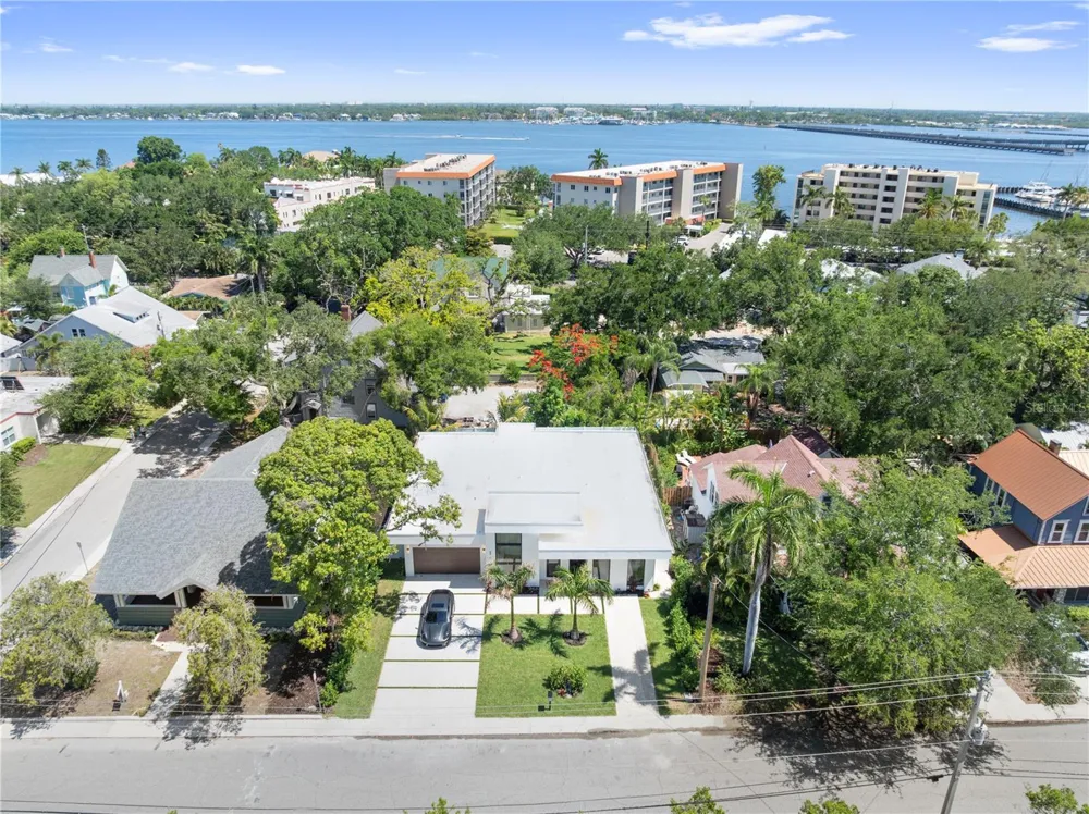1544 3RD AVENUE W Bradenton, FL 34205