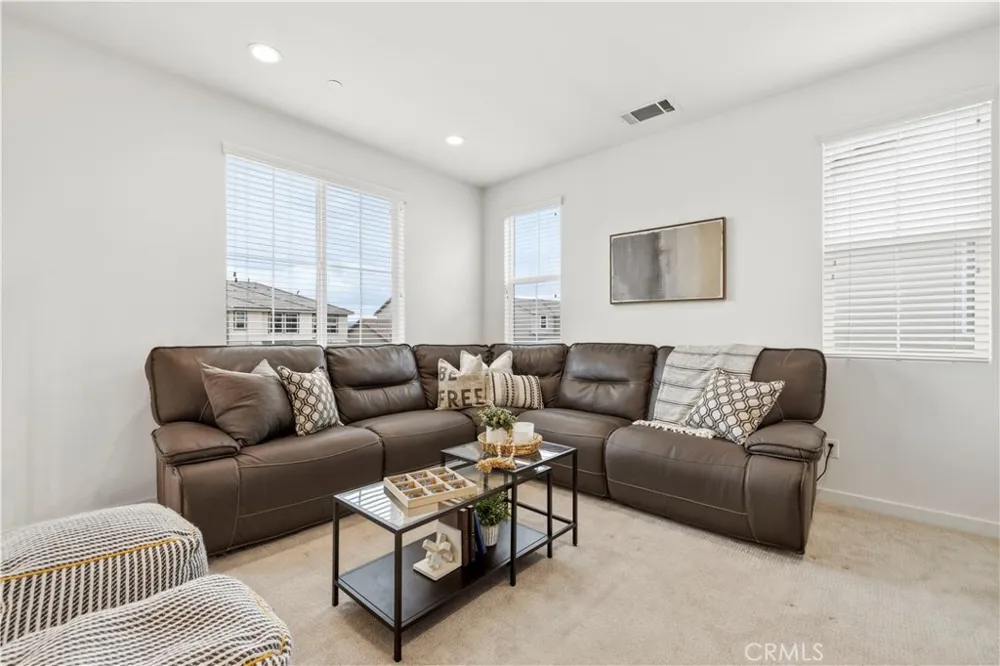 18135 Tableau Way Saugus, CA 91350