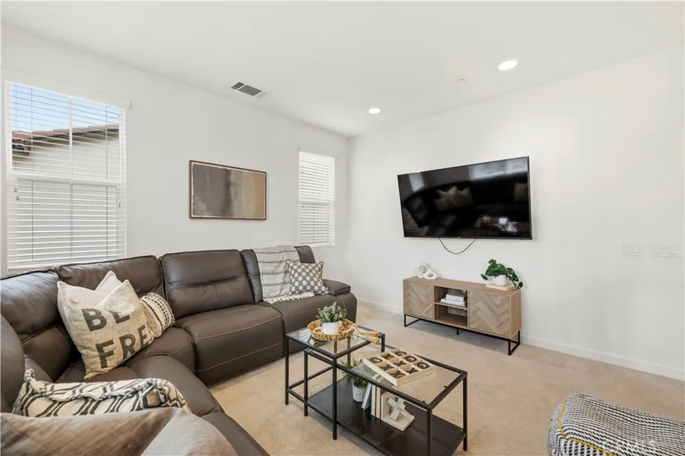 18135 Tableau Way Saugus, CA 91350