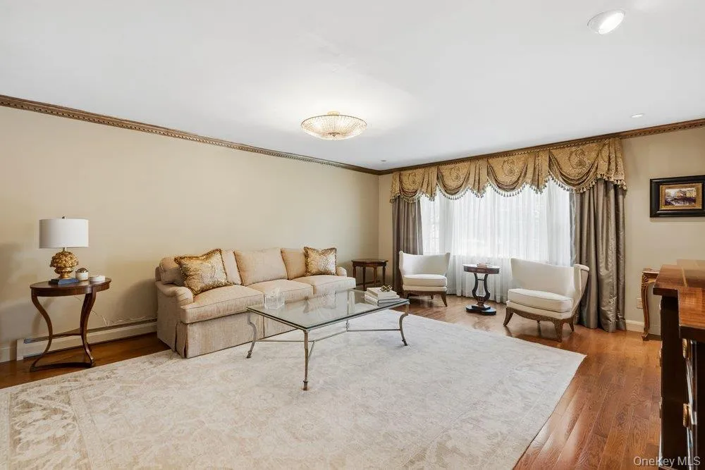 119 Plainview Road Woodbury, NY 11797