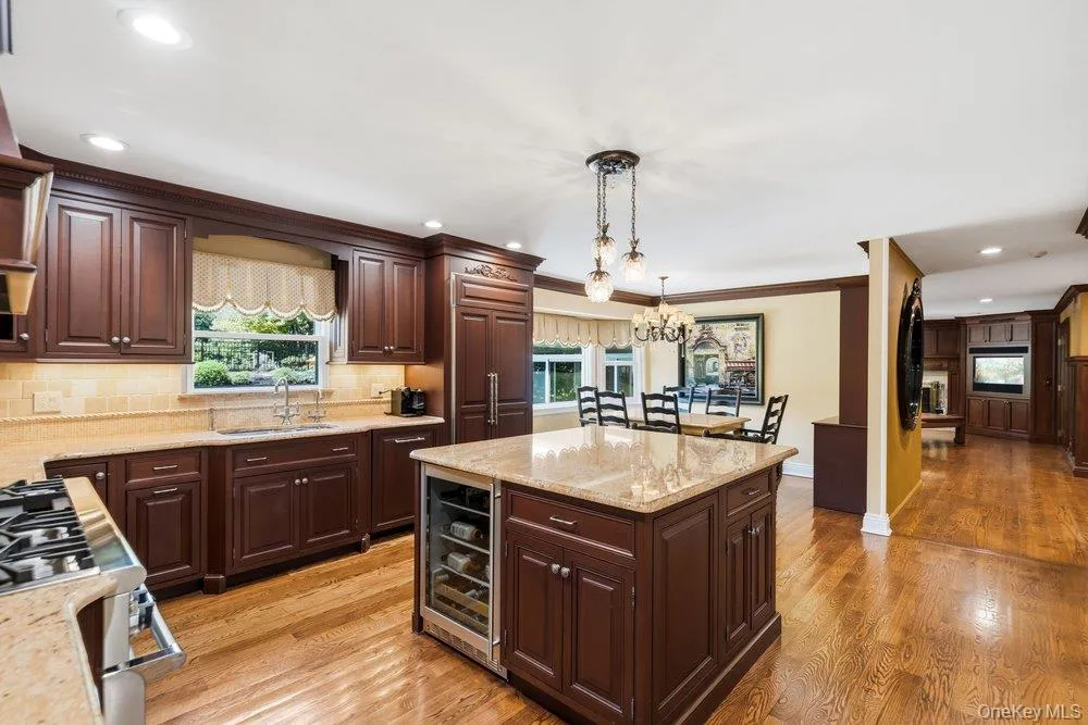 119 Plainview Road Woodbury, NY 11797