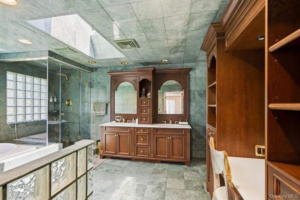 119 Plainview Road Woodbury, NY 11797
