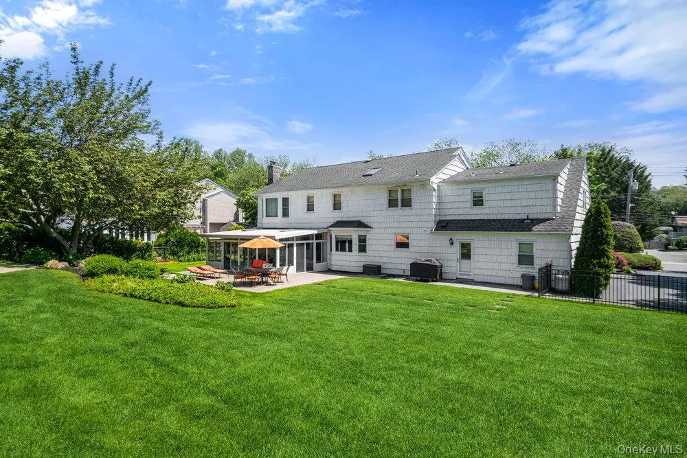 119 Plainview Road Woodbury, NY 11797