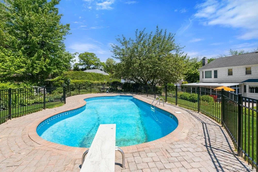 119 Plainview Road Woodbury, NY 11797