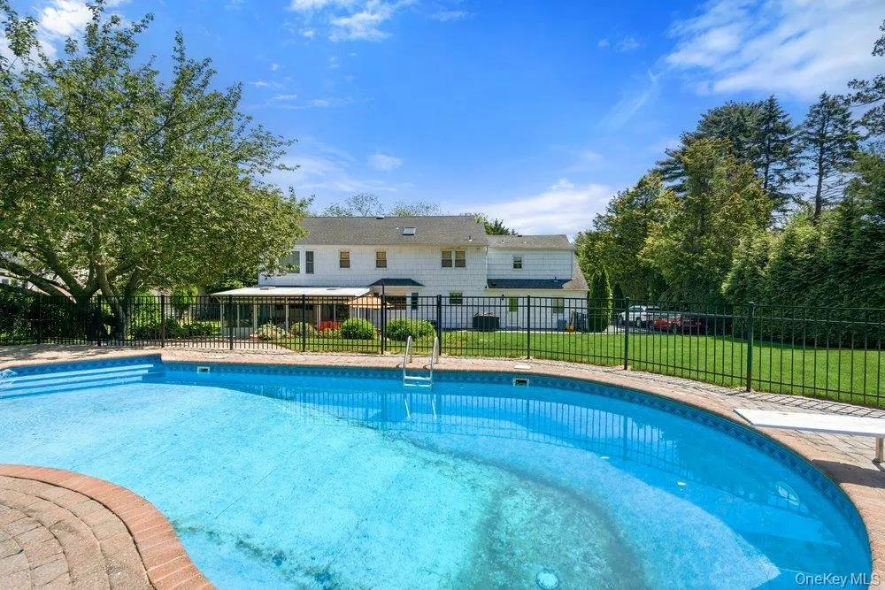 119 Plainview Road Woodbury, NY 11797