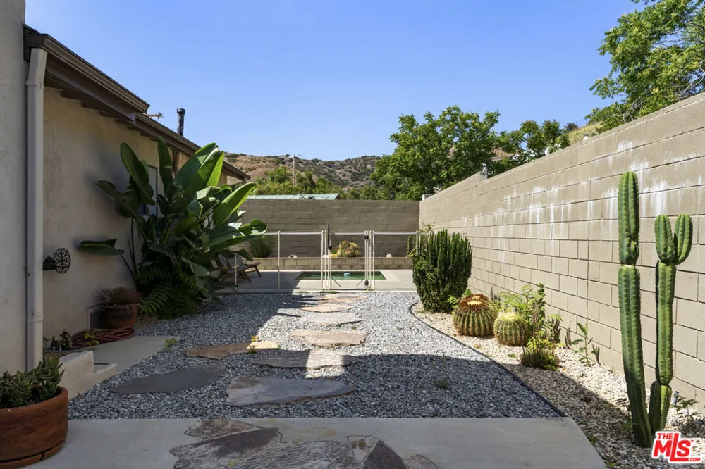 9144 Del Arroyo Drive Sun Valley, CA 91352