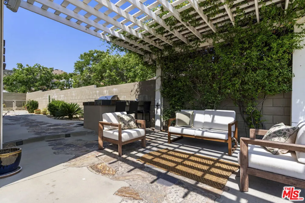 9144 Del Arroyo Drive Sun Valley, CA 91352