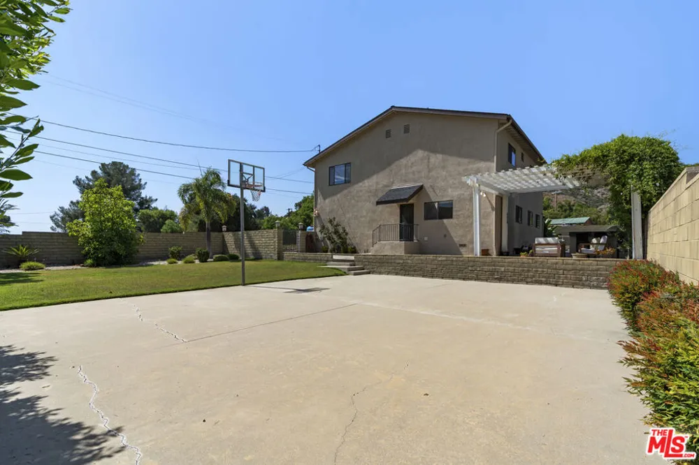 9144 Del Arroyo Drive Sun Valley, CA 91352