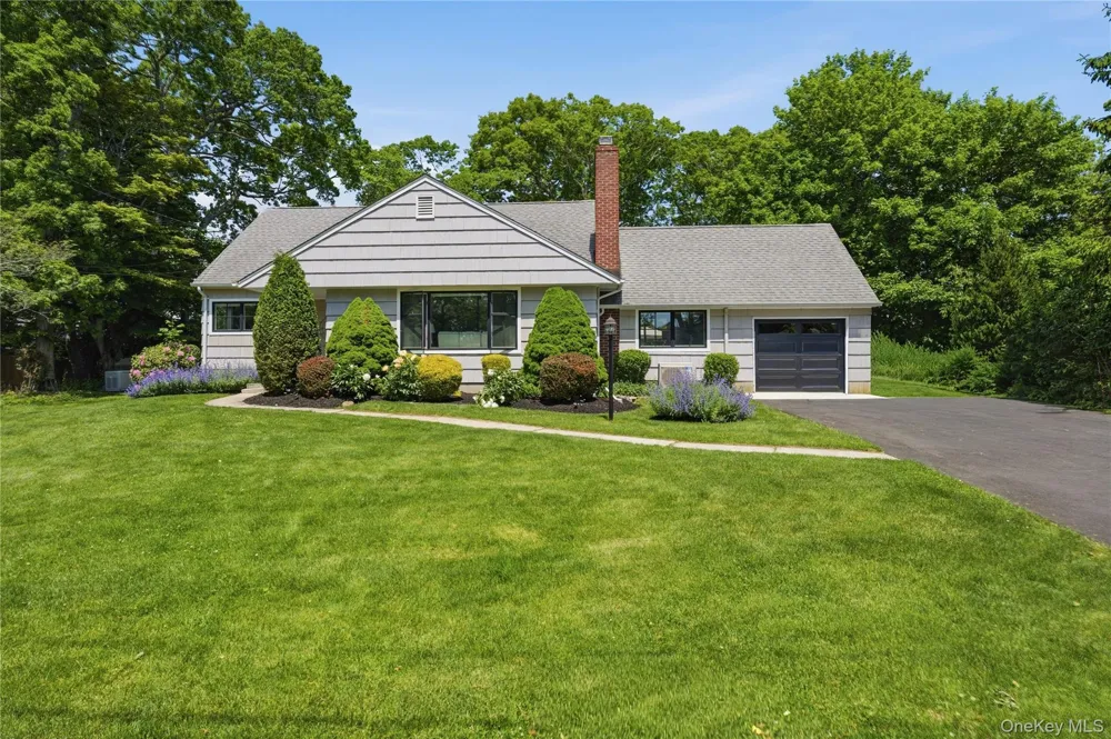 12 Wayne Court Westhampton, NY 11977