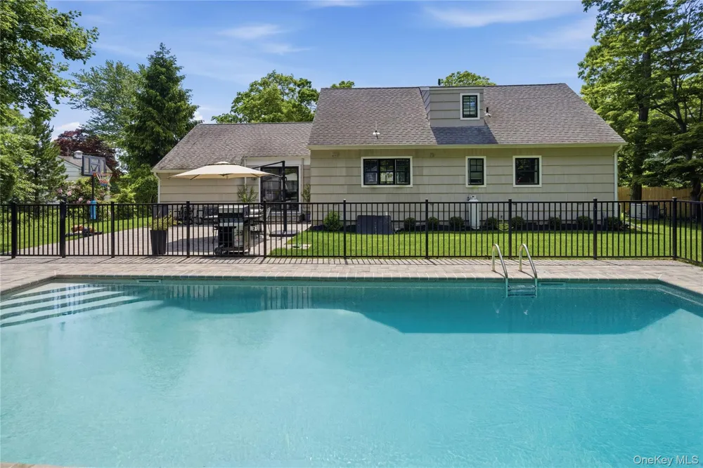 12 Wayne Court Westhampton, NY 11977