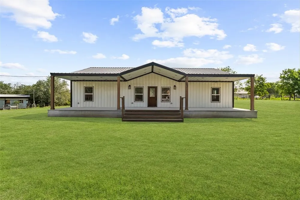 207 S Charles Street George West, TX 78022