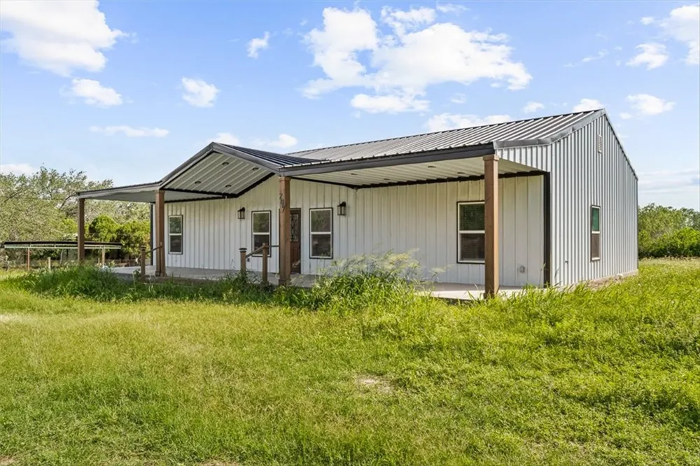 207 S Charles Street George West, TX 78022