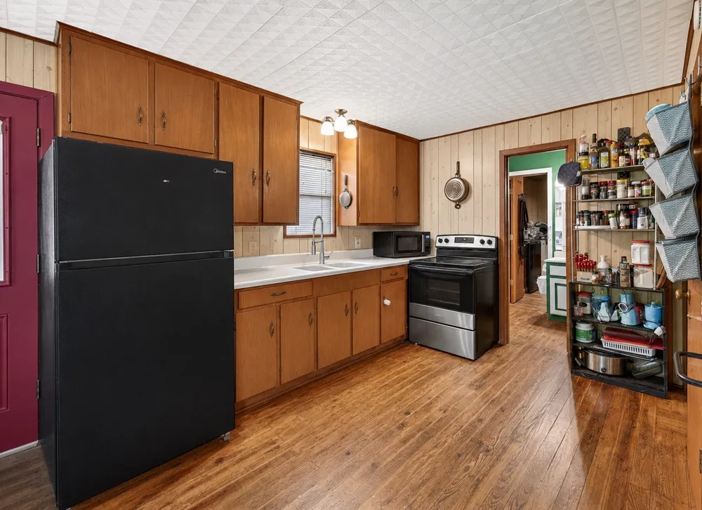 1001 Leaning Oak Drive Tool, TX 75143