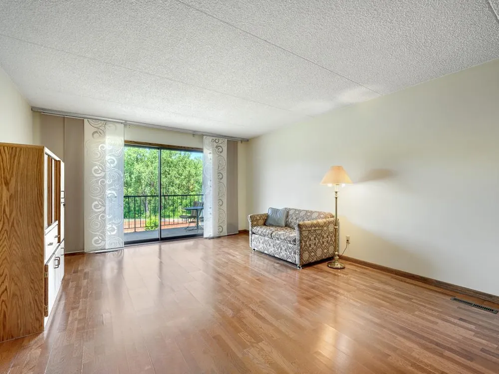 2455 Londin Lane E #322 Maplewood, MN 55119