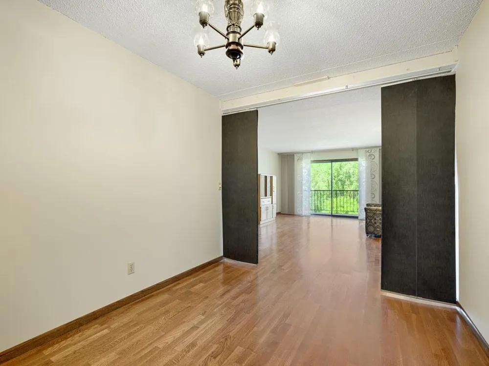 2455 Londin Lane E #322 Maplewood, MN 55119