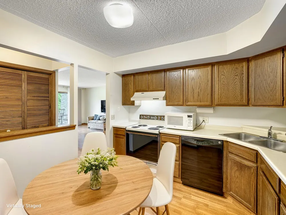 2455 Londin Lane E #322 Maplewood, MN 55119
