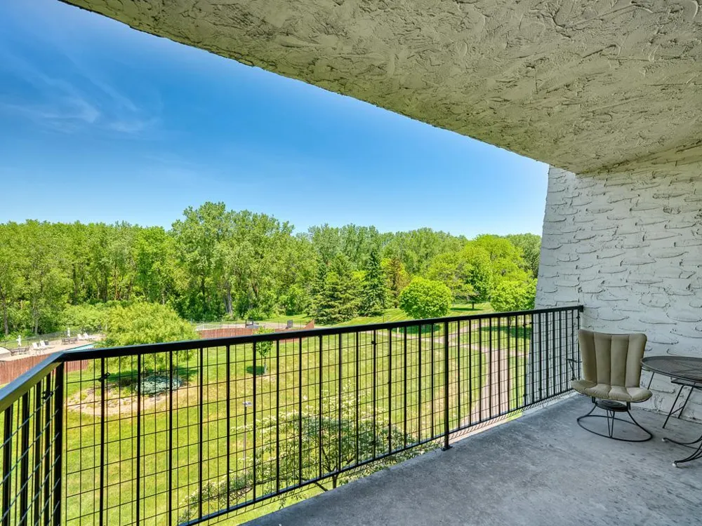 2455 Londin Lane E #322 Maplewood, MN 55119