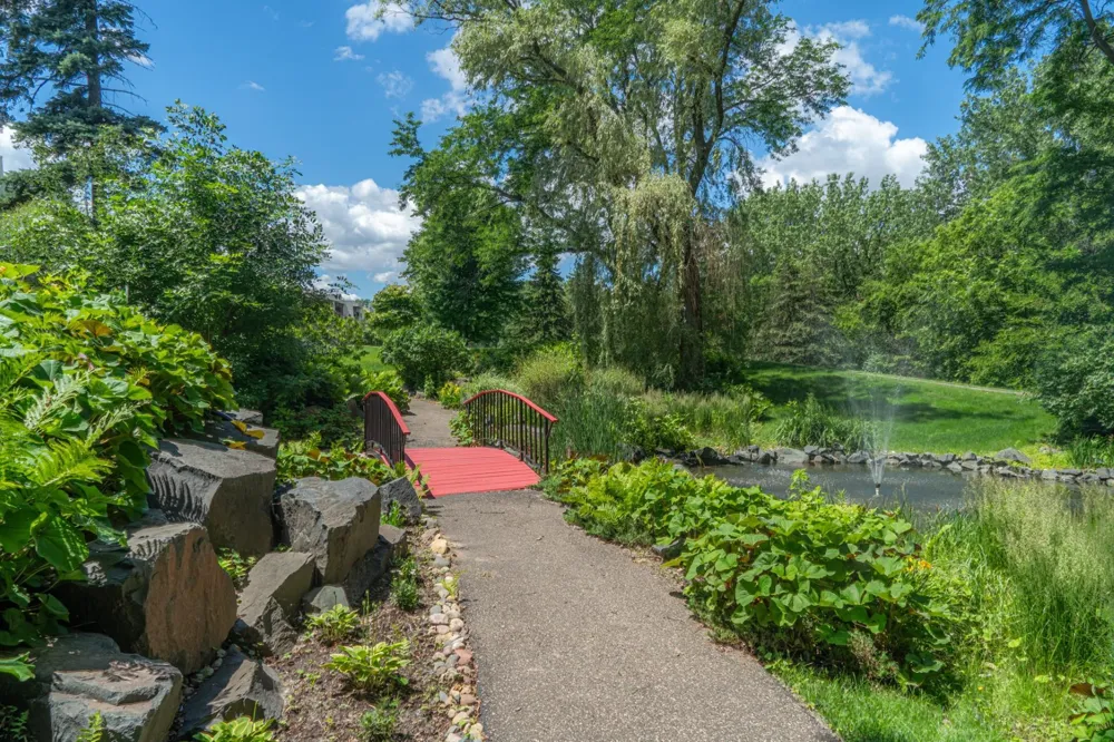 2455 Londin Lane E #322 Maplewood, MN 55119
