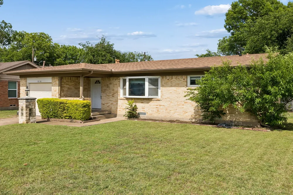 1216 Bluebird Lane Garland, TX 75042