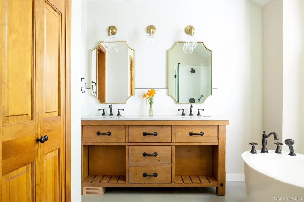 8579 New Suffolk Avenue Cutchogue, NY 11935