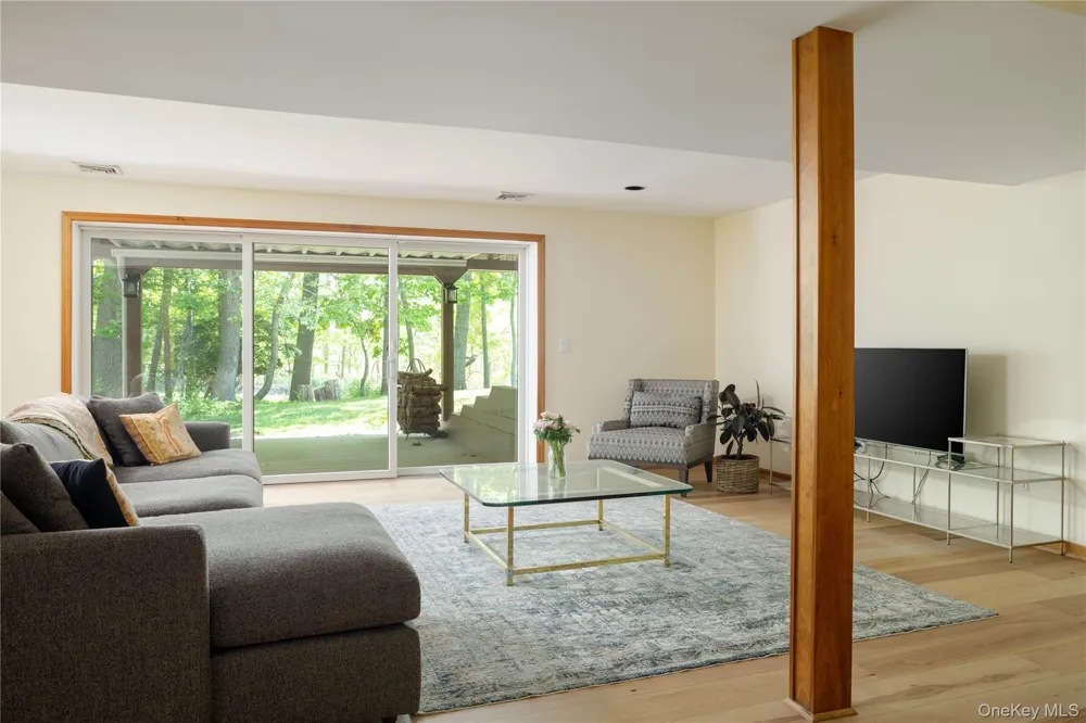 8579 New Suffolk Avenue Cutchogue, NY 11935