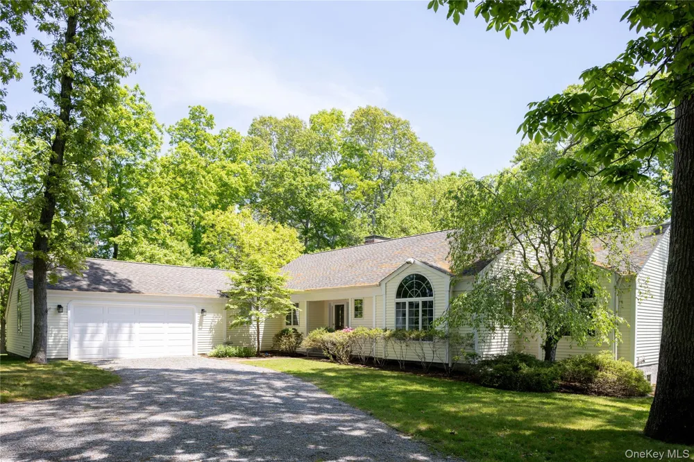 8579 New Suffolk Avenue Cutchogue, NY 11935