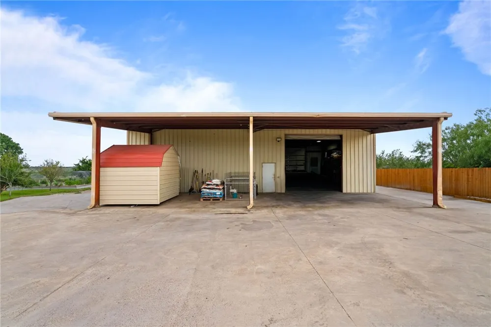 318 County Road 3032 Orange Grove, TX 78372