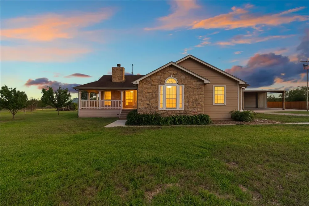318 County Road 3032 Orange Grove, TX 78372