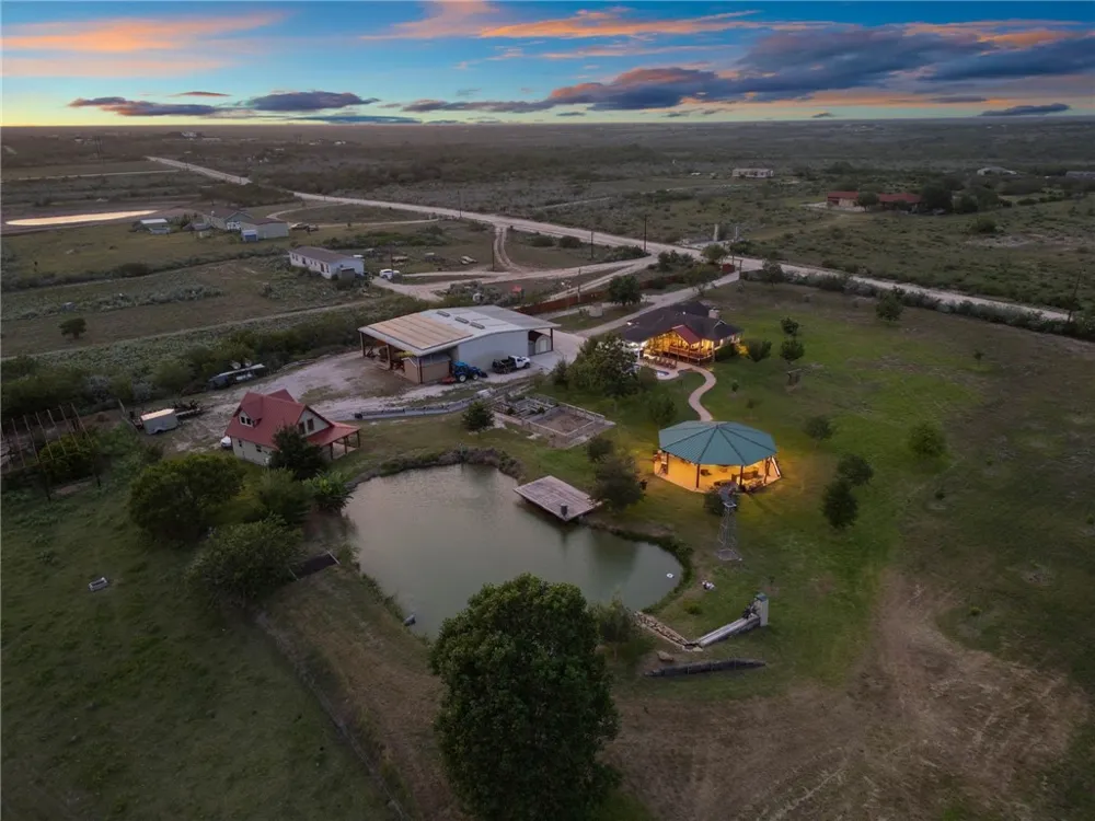318 County Road 3032 Orange Grove, TX 78372