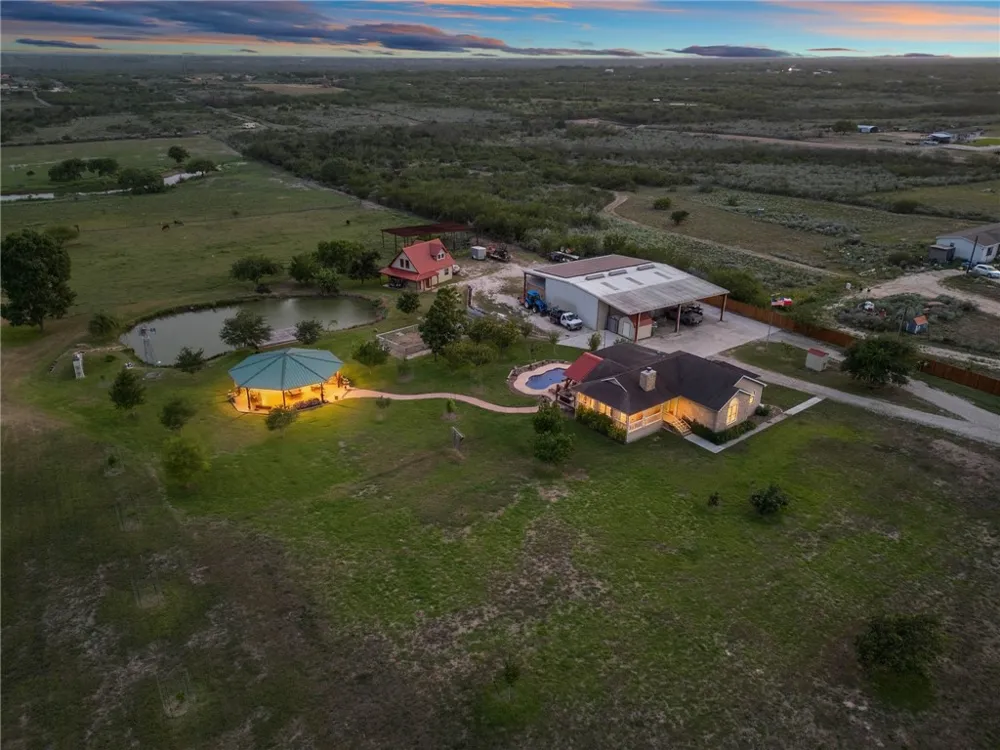 318 County Road 3032 Orange Grove, TX 78372