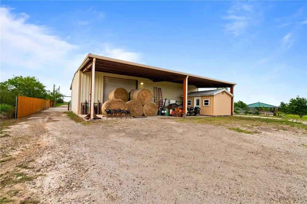 318 County Road 3032 Orange Grove, TX 78372