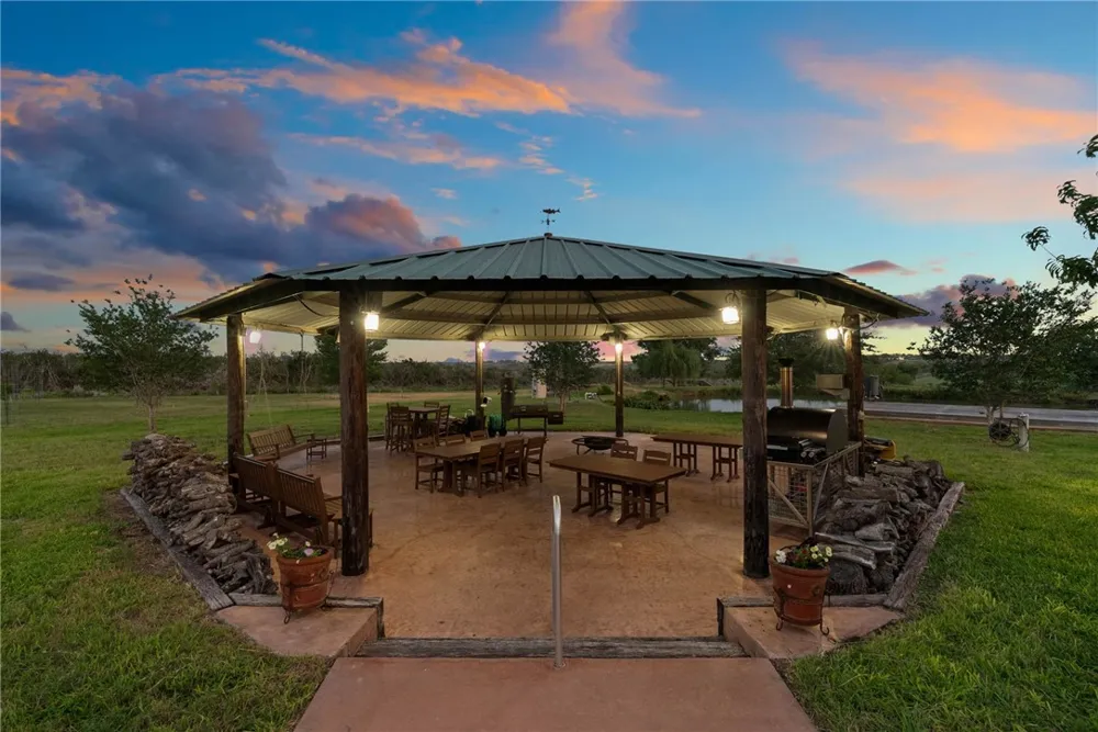 318 County Road 3032 Orange Grove, TX 78372