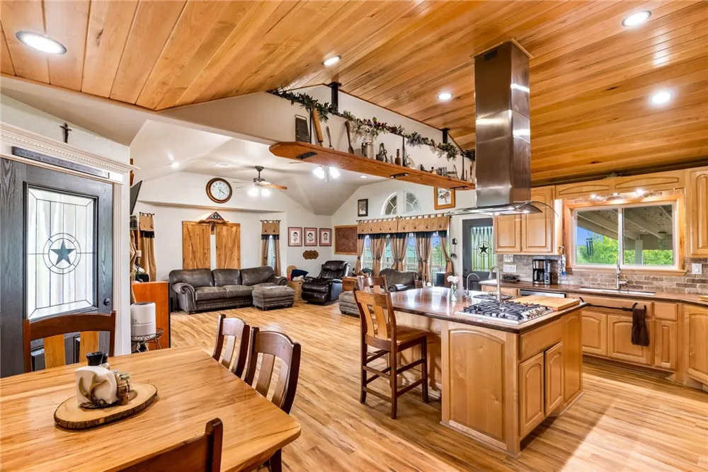 318 County Road 3032 Orange Grove, TX 78372