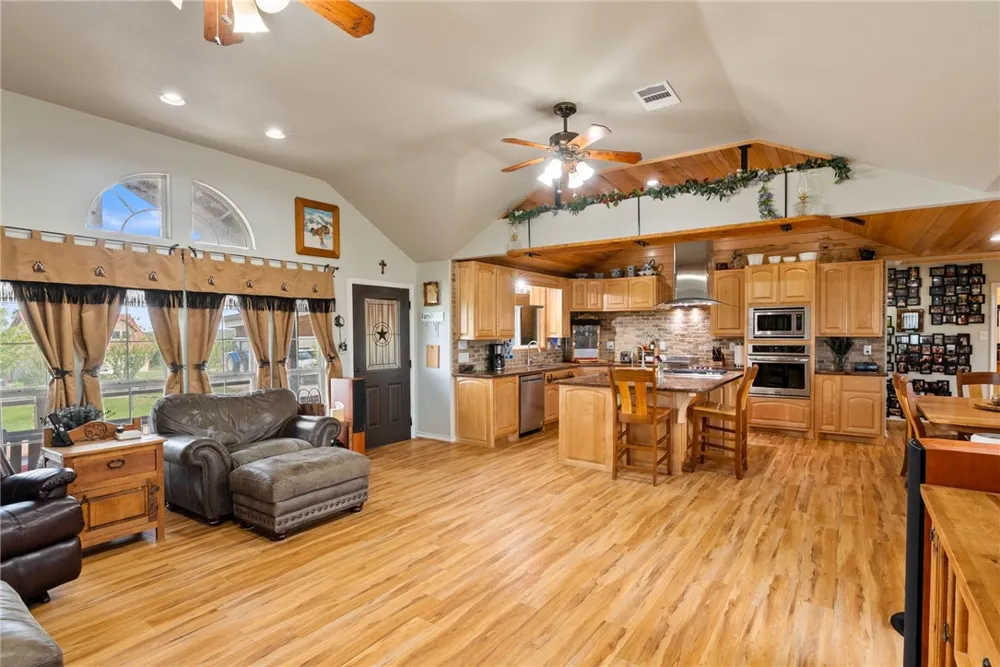 318 County Road 3032 Orange Grove, TX 78372