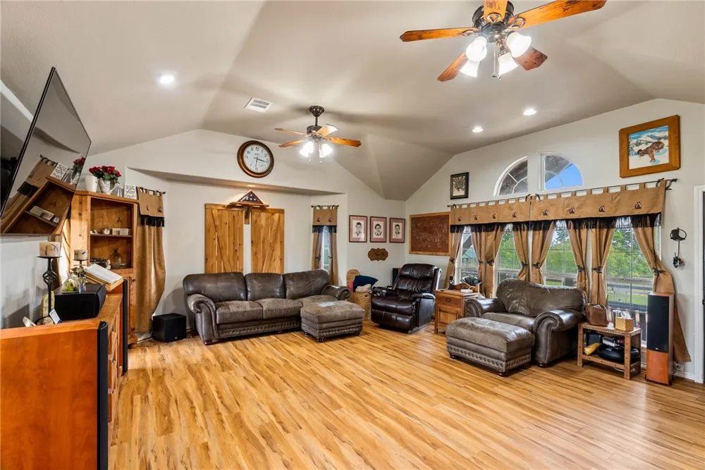 318 County Road 3032 Orange Grove, TX 78372