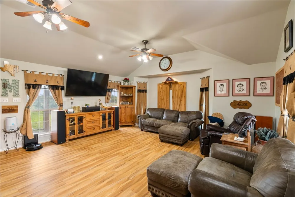 318 County Road 3032 Orange Grove, TX 78372