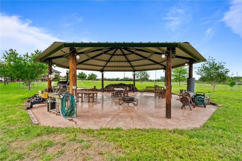 318 County Road 3032 Orange Grove, TX 78372