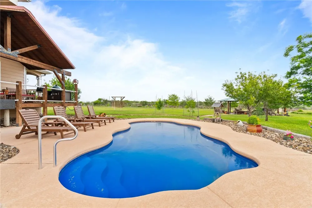 318 County Road 3032 Orange Grove, TX 78372