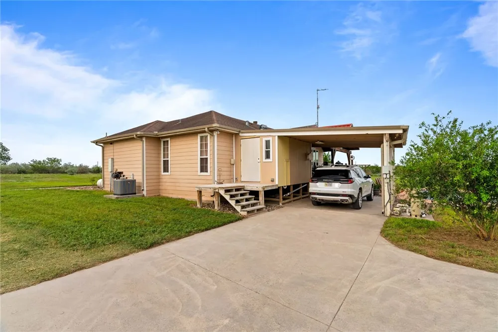 318 County Road 3032 Orange Grove, TX 78372
