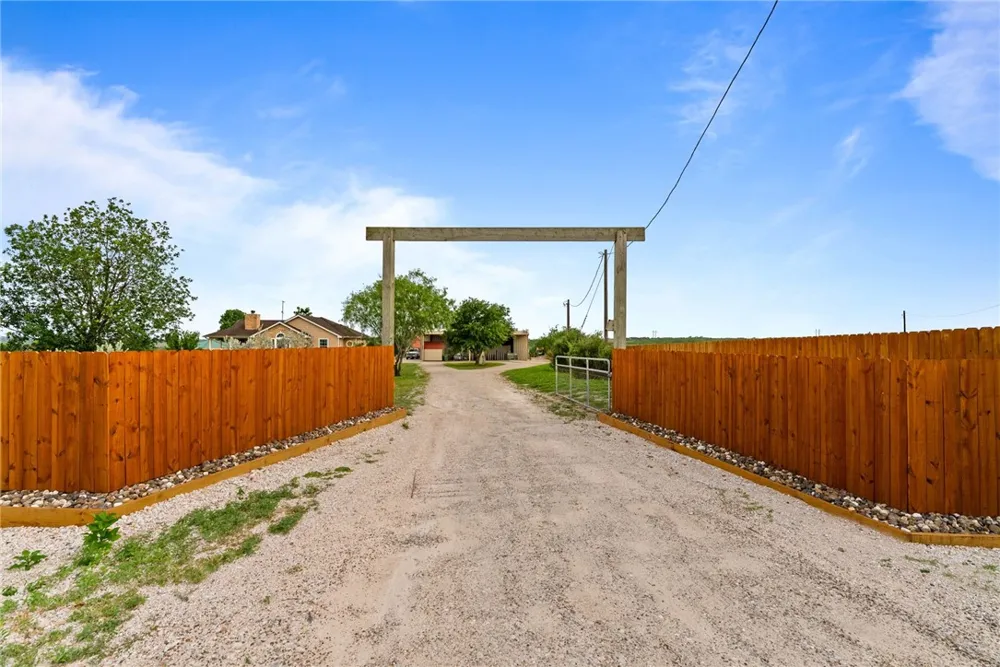 318 County Road 3032 Orange Grove, TX 78372