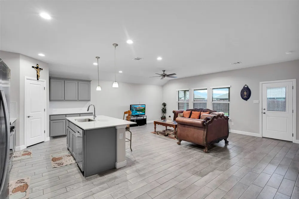 1221 Rolling Meadows Drive Cedar Hill, TX 75104