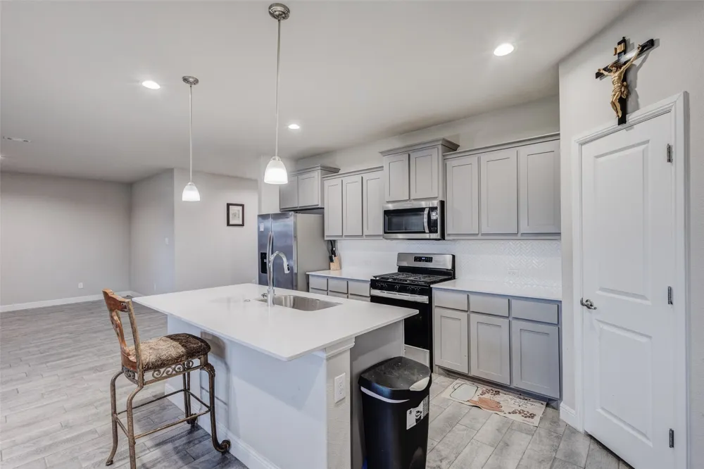 1221 Rolling Meadows Drive Cedar Hill, TX 75104