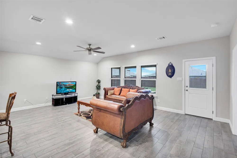 1221 Rolling Meadows Drive Cedar Hill, TX 75104