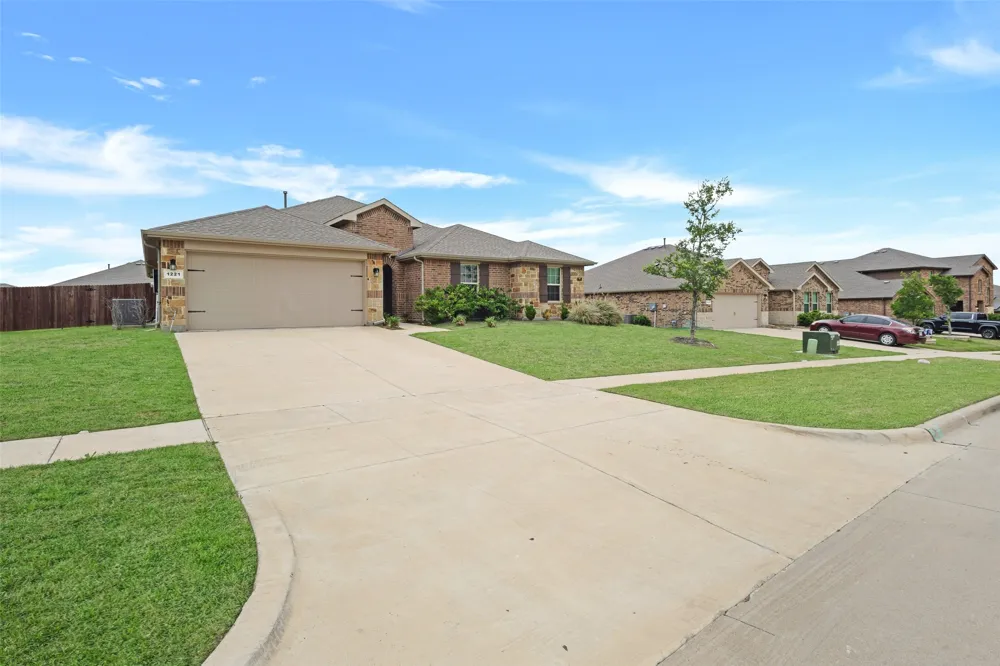 1221 Rolling Meadows Drive Cedar Hill, TX 75104