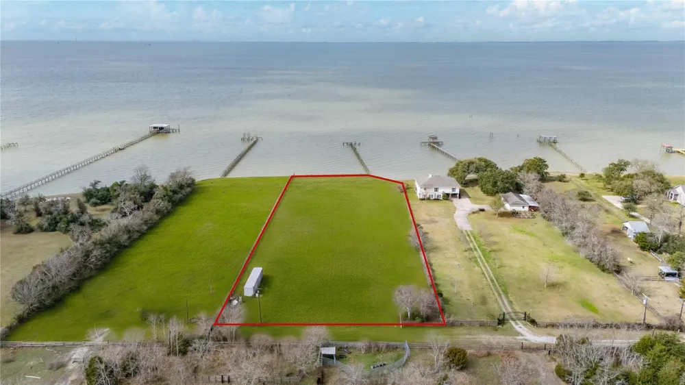 371 Locke Road Anahuac, TX 77514