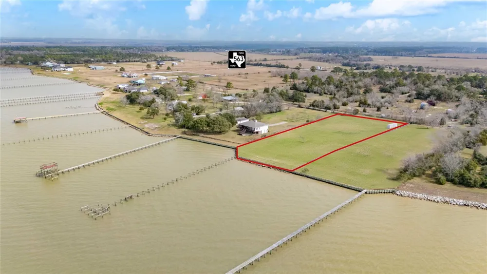 371 Locke Road Anahuac, TX 77514